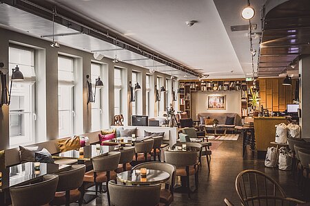 Geschäftsreisende genießen in den HENRI Boutique Hotels ein elegantes Business-Ambiente zum Abschalten. © HENRI Hotels