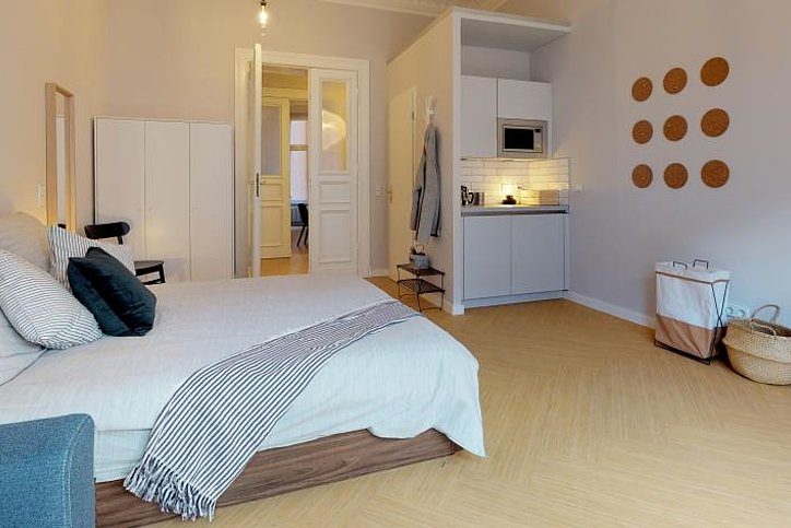 Studio in einem Colonies in Berlin: Im Schnitt bleiben die Mieter rund ein Jahr. Ein Zimmer kann innerhalb von 24 Stunden angemietet werden. Der Mindestaufenthalt beträgt sechs Monate, in Frankreich nur einen Monat. Vor Ort gibt es immer einen Residenzmanager. © Colonies