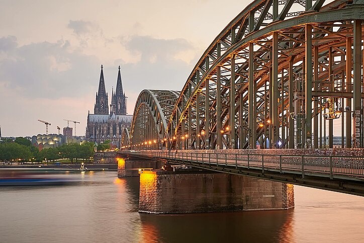 Blick auf die Hohenzollernbrücke und den Kölner Dom