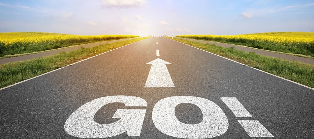 © stock.adobe.com_Coloures-Pic Straße mit "Go" © stock.adobe.com_Coloures-Pic