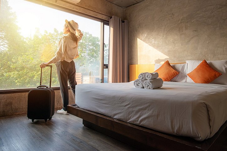 eine Frau steht im Hotelzimmer