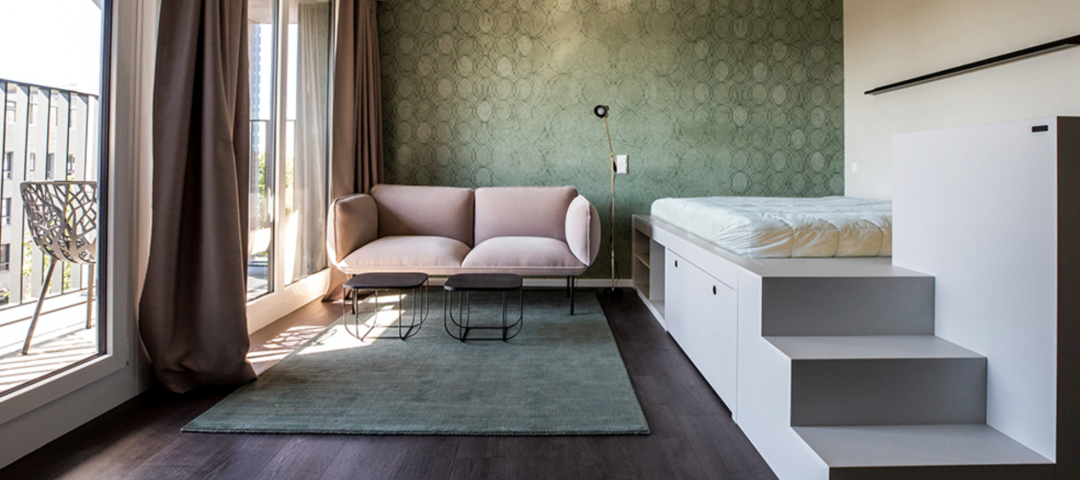 #behomie in Düsseldorf gehört zu einem Interboden-Objekt im Bereich der Living Apartments. © Belform Das Projekt Bohemie von Interboden, realisiert mit Belform, umfasst u.a. ein 38 Quadratmeter großes 1-Zimmer-Apartment mit Podestbett, Sofa, Pantryküche und Balkon/Loggia. © Belform