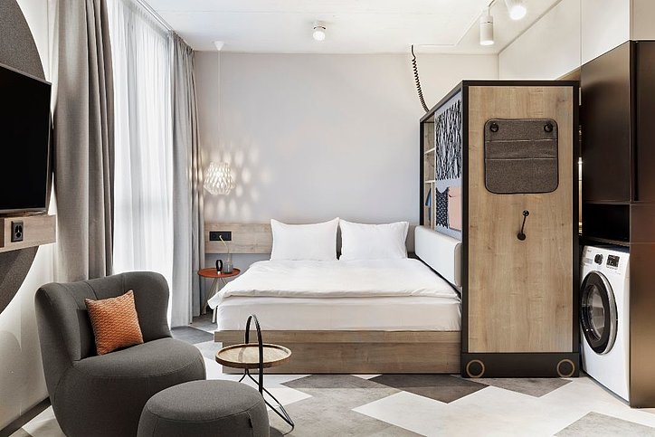 Bett, The Slide, Küche auch in München - der verschiebbare Raumteiler gilt als Kernelement von Stay Kooook. SV Hotel hat The Slide für den Launch eigens entwickelt. © SV Group