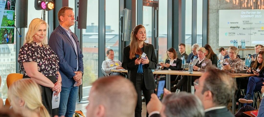 Victoria Gerschbacher (r.) von ClimatePartner stellte bei der SO!APART 2022 das CO2-Kompensationsprojekt vor. © HAFENCITYSTUDIO