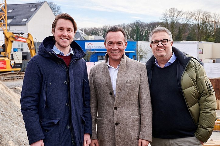 Offices meets Serviced Apartments: Stayery-Geschäftsführer Hannibal DuMont Schütte mit Thomas Hagedorn, Inhaber der Hagedorn Unternehmensgruppe und Gesellschafter von Schüttflix, und dem Mitinvestor Christoph Borchard © Hagedorn Unternehmensgruppe