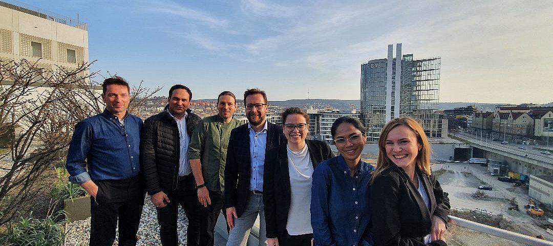 1 Jahr, 5 Starts: Das Team des Adina Stuttgart feiert die vorerst letzte Eröffnung der Aparthotelkette im DACH-Raum bis 2023. © Adina Hotel Die vorerst letzte e in einem Turm: das Team des Adina Stuttgart von der Terrasse des Mailänder Turms. © Adina Hotel