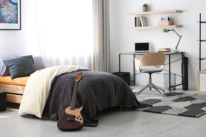 Modernes Jugendzimmereinrichtung mit Arbeitsplatz und Bett