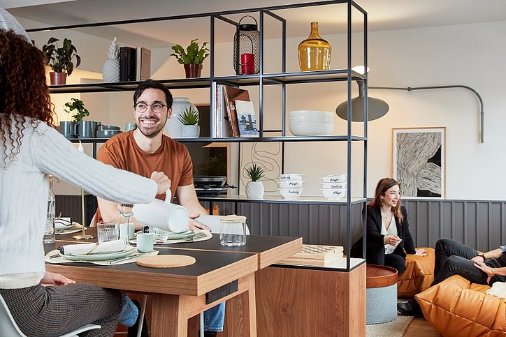 Am Küchentisch gemeinsam essen oder arbeiten, im Livingbereich mit Freunden sprechen oder vor Kollegen präsentieren - Coliving by Adagio will flexibel Business- und Leisure-Gruppen bedienen. © Adagio Bercy Coliving