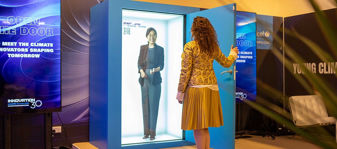 Bei Holoconnects dienen kleine Boxen wie Rezeptions- oder Concierge-Counter Gästen als Anlaufstelle. © Holoconnects