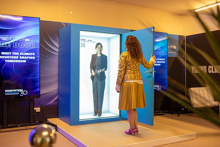 Bei Holoconnects dienen kleine Boxen wie Rezeptions- oder Concierge-Counter Gästen als Anlaufstelle. © Holoconnects