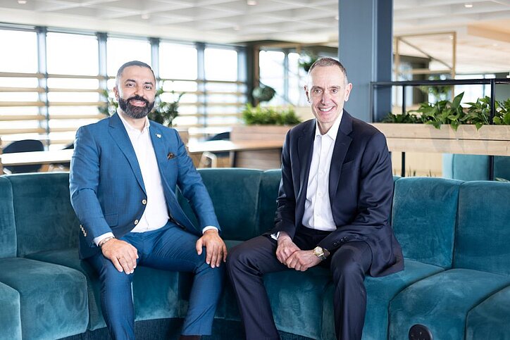 Große Partnerschaftsankündigung zum aktuellen IHIF in Berlin (v.l.): David Etmenan, CEO & Owner Novum Hospitality, schließt mit Elie Maalouf, CEO von IHG, eine umfassende Franchise-Vereinbarung für fast alle seiner Häuser. © IHG/Novum Hospitality