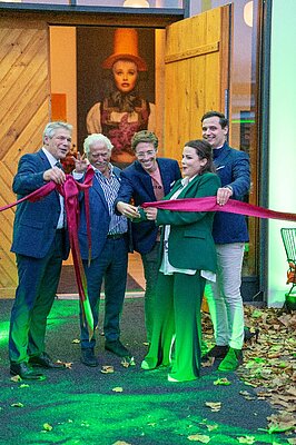 2. Black F eröffnet (v.l.): Bürgermeister Stefan Breiter, Peter Unmüßig, Annabell Unmüßig, Patrick Thoma, Maximilian Unmüßig. © Julia Noetzel