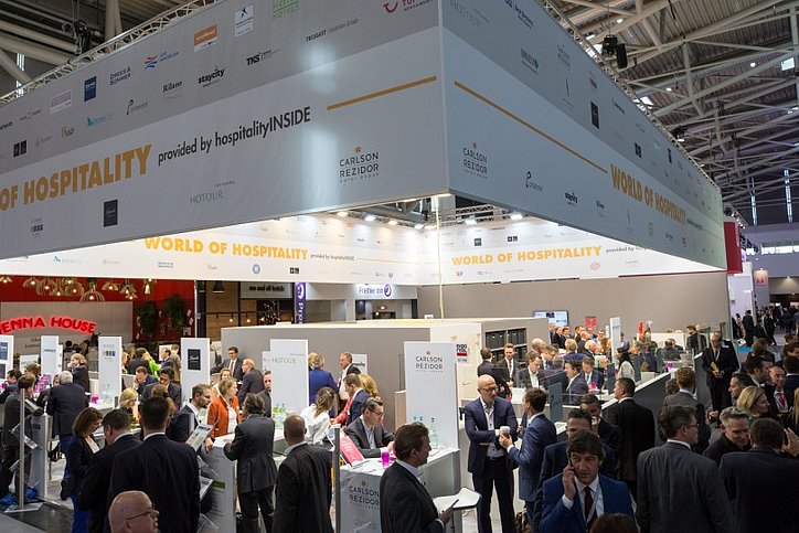 Blick auf einen Messestand der Expo Real mit vielen Besuchern © Alex Schelbert Messe Muenchen GmbH