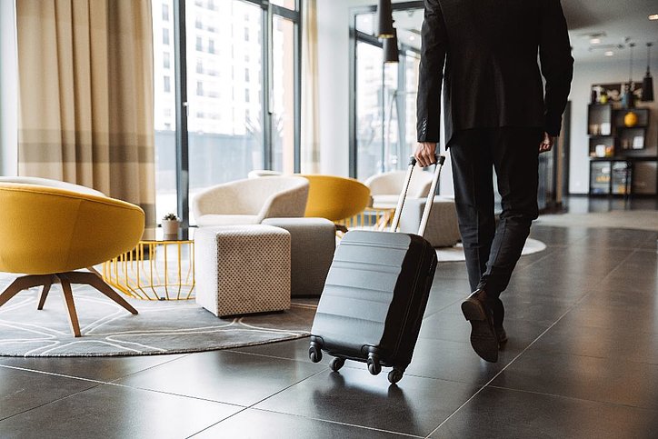 Dienstreise nur noch mit Übernachtungssteuer? Viele Betreiber befürchten dies mit dem neuen Urteil aus Karlsruhe. © Adobe Stock_Drobot Dean