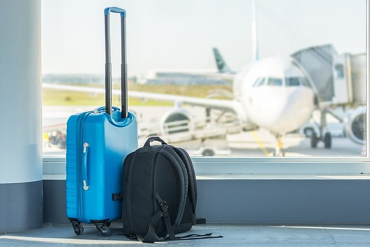 Handgepäck vor einem Flugzeug © stock.adobe.com_Ralf Geithe 