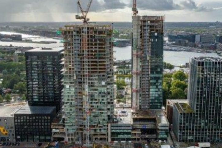 In rund 18 Monaten startet das YVIE-Ensemble in Amsterdam u.a. mit einem Wilde Aparthotels by Staycity, einem Maritim Hotel, Wohnungen und Büros.