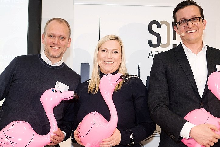 Anett Gregorius freut sich gemeinsam mit Mark König (l.) und Dr. Rafael Kirschner von WeWash über den Sieg beim Nest des Flamingos 2017. © Julia Baumgart Photography 