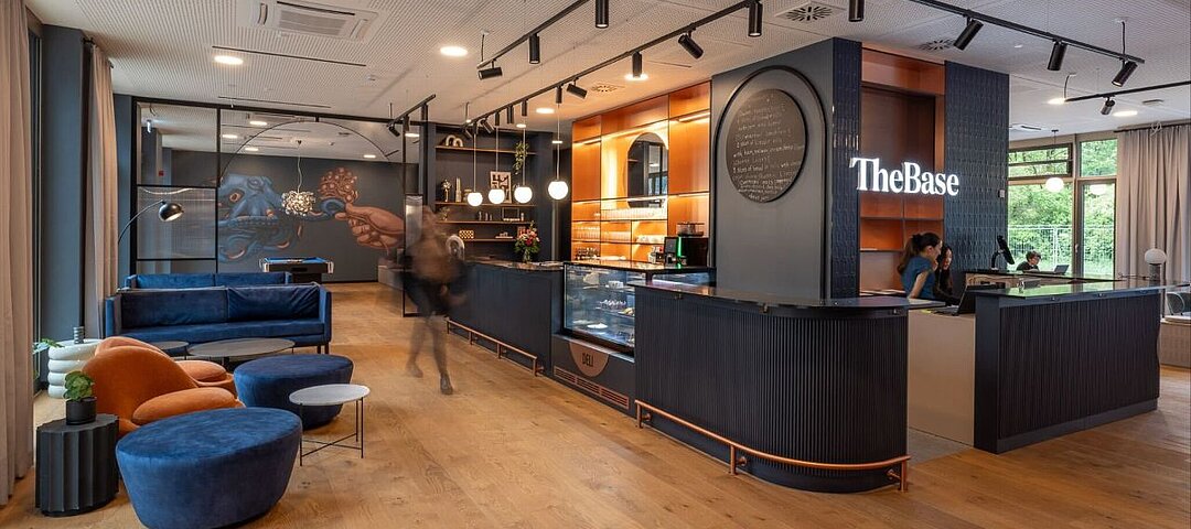 Wieder ein Graffiti, wieder eine Bar und neu ein Billardtisch im Lobby-Bereich – das The Base Munich steht als zweites Haus offen. © The Base / ABeetz