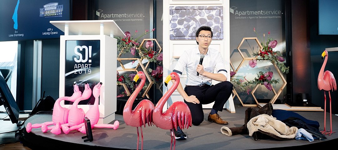 Der Gewinner des Innovations-Pitches 2019: Sing-Hong Stefan Chang, einer der Gründer der RefresherBoxx während seines Pitch. © Julia Baumgart Photography Der Gewinner des Innovations-Pitches 2019: Sing-Hong Stefan Chang, einer der Gründer der RefresherBoxx während seines Pitch. © Julia Baumgart Photography