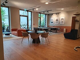 Der Coworking-Bereich schließt sich zur Straße hin an, dahinter befindet sich der Fitnessbereich. © Konzack
