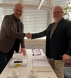 Pachtvertragsunterzeichung im März 2022: Andreas Moll, Geschäftsführer, IPS Immobilien Projekte Siegerland GmbH, und Ralf Krause, Geschäftsführender Gesellschafter der Adapt Apartments Berlin GmbH. © Adapt Apartments Berlin Pachtvertragsunterzeichung im März 2022: Andreas Moll, Geschäftsführer, IPS Immobilien Projekte Siegerland GmbH, und Ralf Krause, Geschäftsführender Gesellschafter der Adapt Apartments Berlin GmbH. © Adapt Apartments Berlin