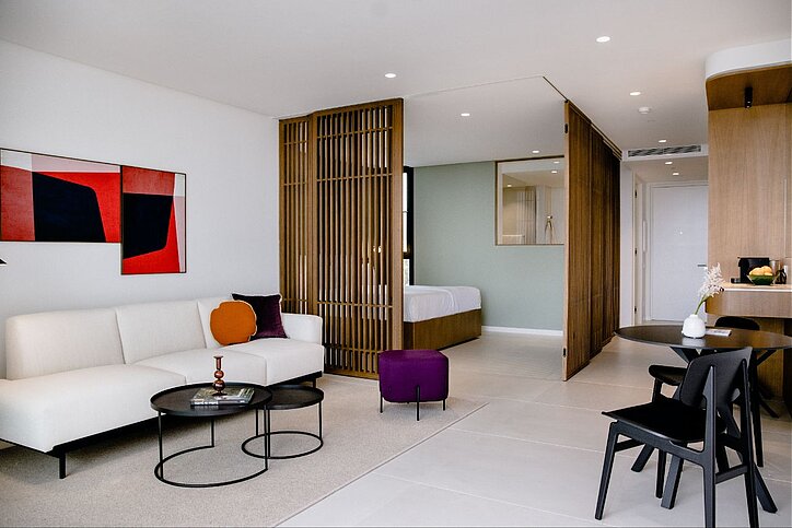 Apartment mit Sofa und rotem Bild