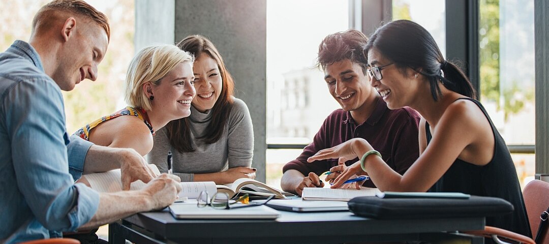 Wachstumsnachrichten in einem schlechter werdenden allgemeinen Investitionsumfeld: Das Gesamtinvestitionsvolumen in europäische Studierendenwohnanlagen erreichte in den ersten drei Monaten 2022 Rekordwerte. © stock.adobe.com_ Jacob Lund Studierende in der Hochschulbibliothek