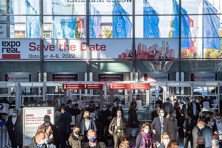 Messehalle mit Hinweis auf die Expo Real 2022
