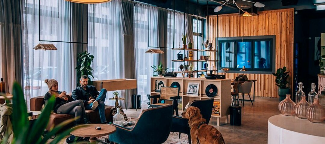 In Deutschland hatte Selina nur ein Haus, das erst 2023 in Berlin mit einem hybriden Zimmer- und Apartmentangebot aus 84 Einheiten startete. © @magdalenabodzioch Viel Vintage, Vinyl und Kunst – das Selina Berlin Mitte hat im März eröffnet und feiert im April eine dreitägige Opening-Party. © @magdalenabodzioch
