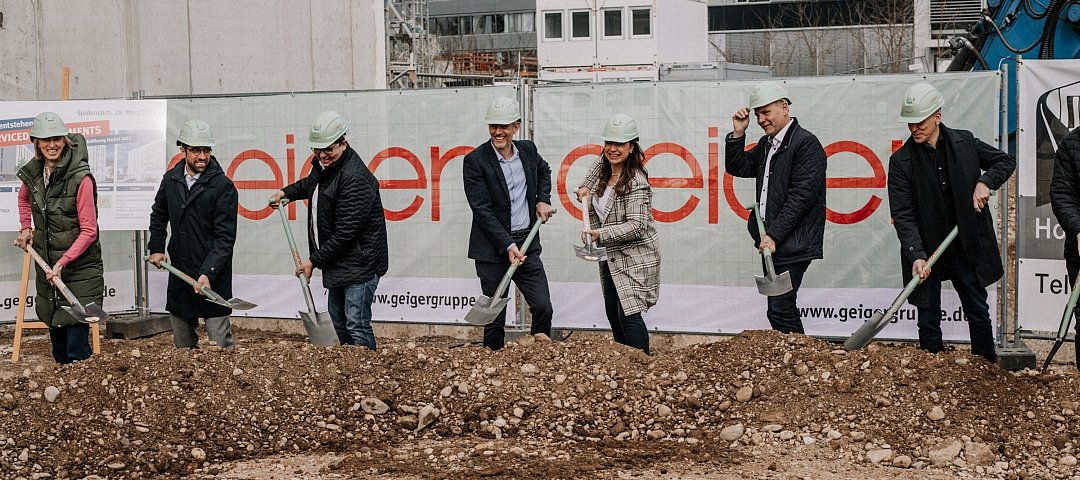 Beim Spatenstich des Singener Hauses Ende März 2022: Stephan Czichowsky, Niederlassungsleiter Matthias Wedekind (Geiger Gruppe), Christiane Anstötz und Matteo Ghedini (Brera), Geschäftsführer Bernhard Waldmann (Geiger Gruppe), Patrik Anwander und Bauherrin Monika Büttner, Bernd Häusler (OB Singen), Thomas Mügge (Leiter Fachbereich Bauen Singen) und Andreas Sigrist (Baurechtsamt Singen). © Monika Bittner / Brera