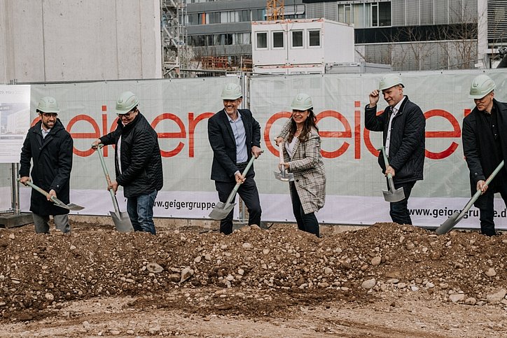 Beim Spatenstich des Singener Hauses Ende März 2022: Stephan Czichowsky, Niederlassungsleiter Matthias Wedekind (Geiger Gruppe), Christiane Anstötz und Matteo Ghedini (Brera), Geschäftsführer Bernhard Waldmann (Geiger Gruppe), Patrik Anwander und Bauherrin Monika Büttner, Bernd Häusler (OB Singen), Thomas Mügge (Leiter Fachbereich Bauen Singen) und Andreas Sigrist (Baurechtsamt Singen). © Monika Bittner / Brera