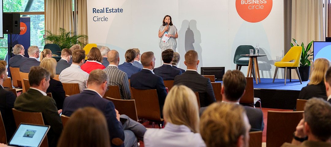Romy Faisst, Gründerin & CEO vom Business Circle, führte mit Gerhard Rodler, Chefredakteur des Immobilien Magazins, durch das Konferenzprogramm, dessen allumspannender Rahmen das Thema ESG war. © Thomas Magyar Romy Faisst, Gründerin & CEO vom Business Circle, führte mit Gerhard Rodler, Chefredakteur des Immobilien Magazins, durch das Konferenzprogramm, dessen allumspannender Rahmen das Thema ESG war. © Thomas Magyar