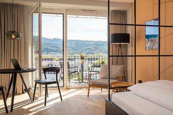 Start der 54 klimaneutralen Serviced Apartments im 52 Meter hohen Green City Tower in Freiburg. Wenige Meter entfernt steht das erste Black F mit 138 Apartments. © Baschi Bender