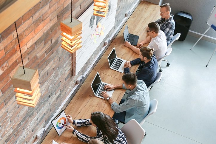 Junge Menschen arbeiten in einem Co-Working-Space. © stock.adobe.com_Pixel-Shot