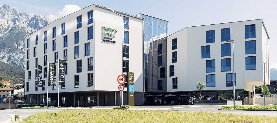 Das neue Harry's Home nur wenige Meter von der Autobahnauffahrt mit dem Telfser Bad und der Klatterhalle nebenan. © harry’s home hotels & apartments/Daniel Zangerl Das neue Harry's Home nur wenige Meter von der Autobahnauffahrt mit dem Telfser Bad und der Klatterhalle nebenan. © harry’s home hotels & apartments/Daniel Zangerl