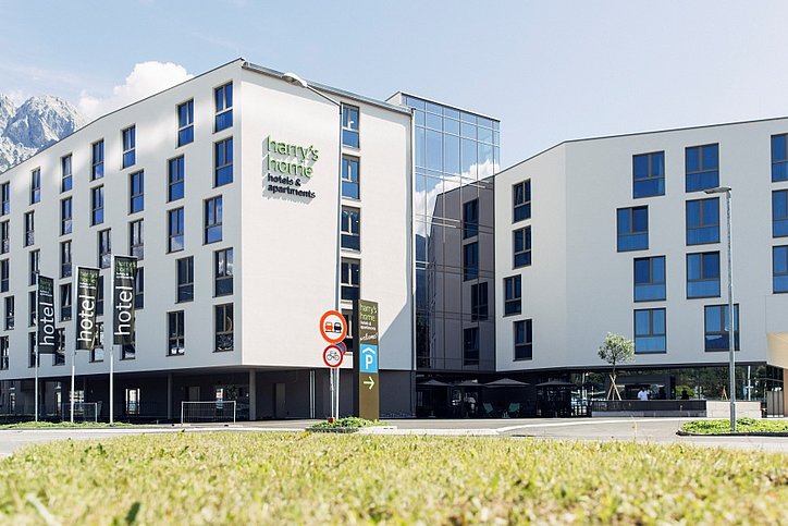 Das neue Harry's Home nur wenige Meter von der Autobahnauffahrt mit dem Telfser Bad und der Klatterhalle nebenan. © harry’s home hotels & apartments/Daniel Zangerl