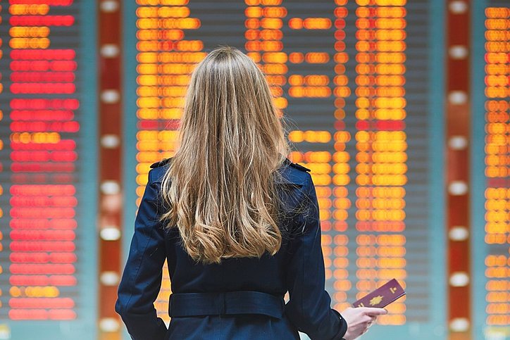 Junge Frau an einem internationalen Flughafen © stock.adobe.com_Ekaterina Pokrovsky 