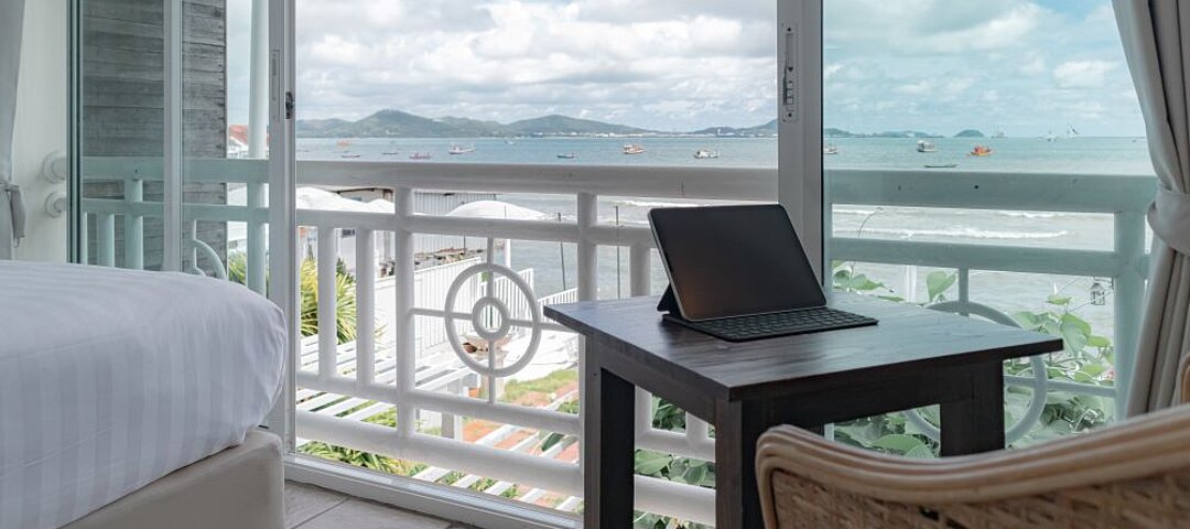 Arbeiten im Apartment, Urlaub vor der Tür - Workation könnte zu einem wichtigen Thema vor allem für Serviced Apartments werden. © AdobeStock_Sevendeman Arbeiten im Apartment, Urlaub vor der Tür - Workation könnte zu einem wichtigen Thema vor allem für Serviced Apartments werden. © AdobeStock_Sevendeman