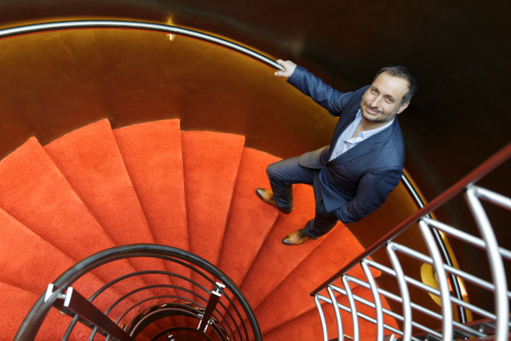Max Schlereth auf einer Wendeltreppe © Living Hotels
