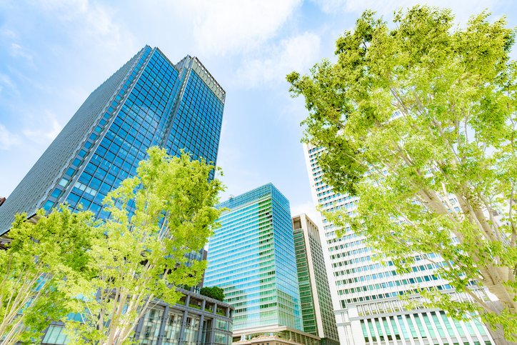 Gerade bei vermieteten Bestandsimmobilien ist die enge Abstimmung von Klimaschutz- und Dekarbonisierungsmaßnahmen wichtiger denn je. © AdobeStock.com JP trip landscape DL