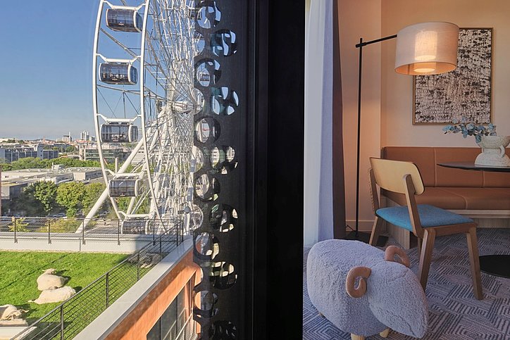 Der Himmel hängt über Adina, das Riesenrad ist zum Greifen nah – zumindest bis das neue Konzerthaus Gasteig hier im Areal entsteht. © Adina Hotels