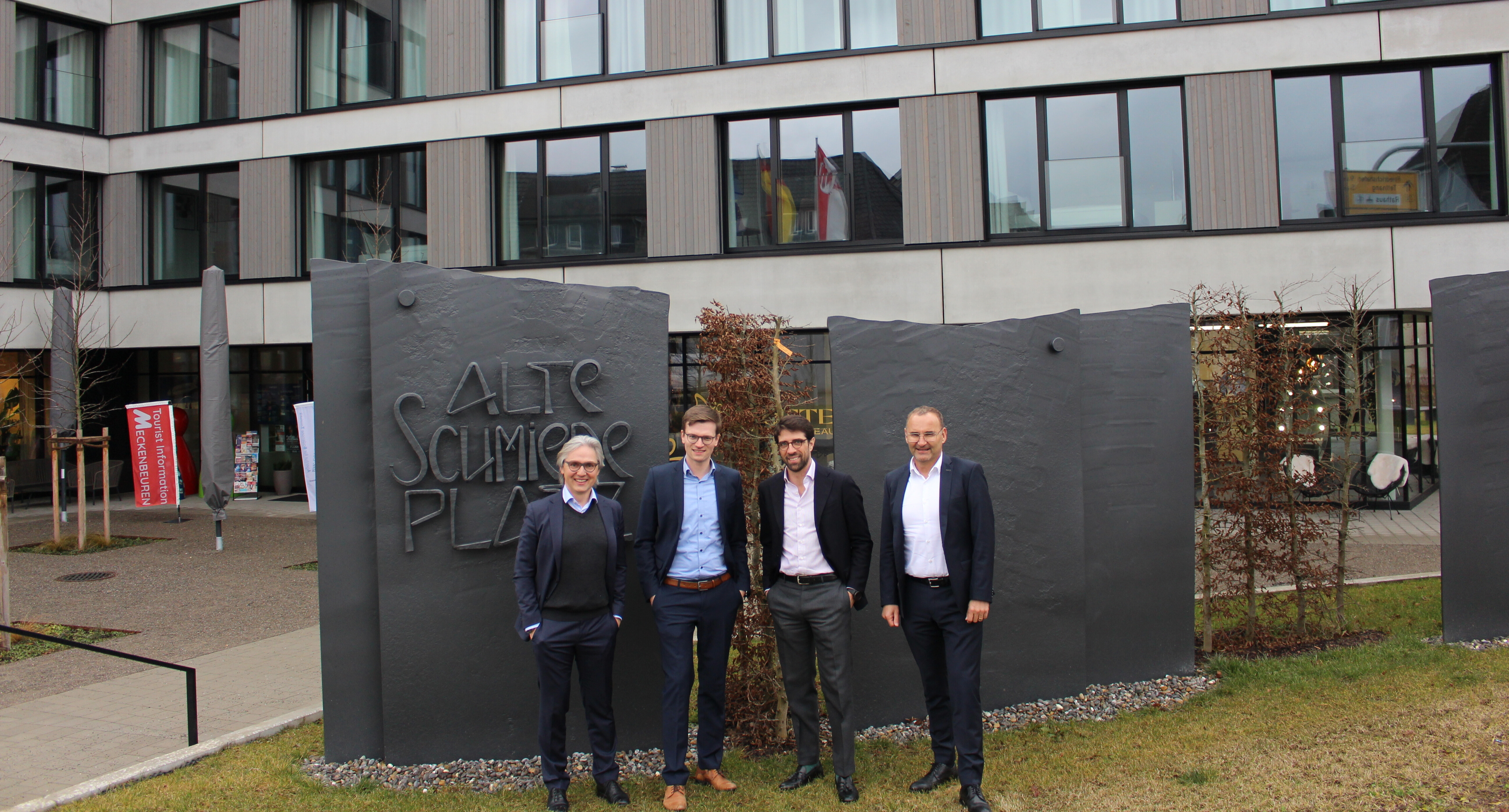 Neues Haus, neue Partner, v.l.: Armin Bruckmeier (Head of Development, Brera), Maximilian Meiler (Geschäftsführer Zeppelin Vermögensverwaltungsgesellschaft mbH), Mattheo Ghedini (Geschäftsführer Brera) und Jörg Bischof (Geschäftsführer LZ-Gruppe) © LZ-Gruppe