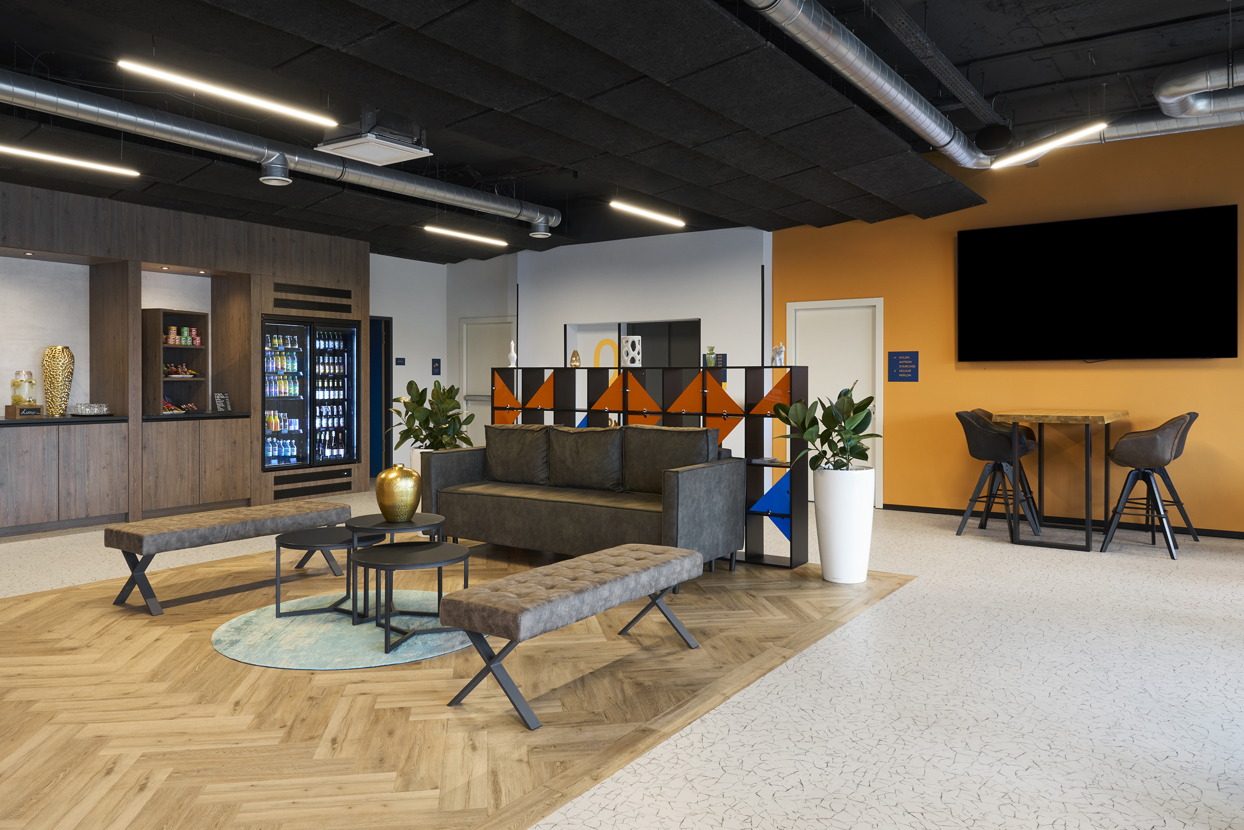 Lobbybereich des Four Points Flex by Sheraton Östringen mit Lounge- und Co-Working-Zonen als zentraler Treffpunkt für Gäste. © Christopher Baker