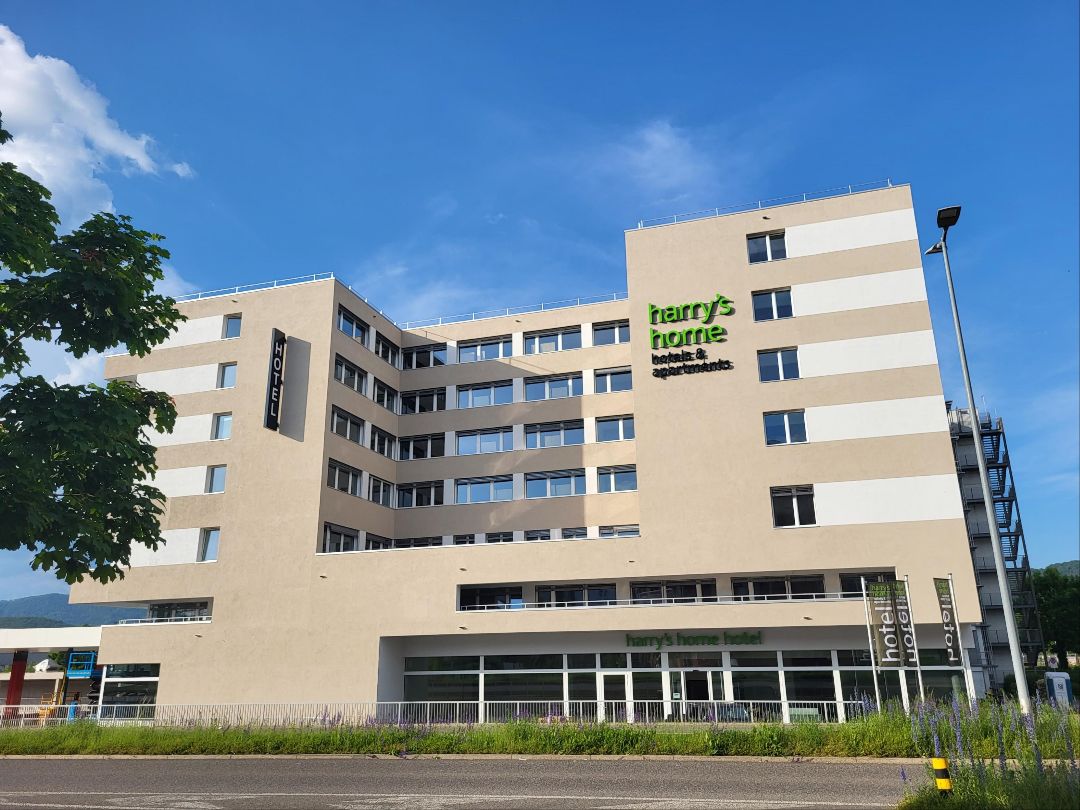 Der Neubau befindet sich in einem Gewerbegebiet mit Einkaufszentrum und Büros. © harry's home hotels & apartments